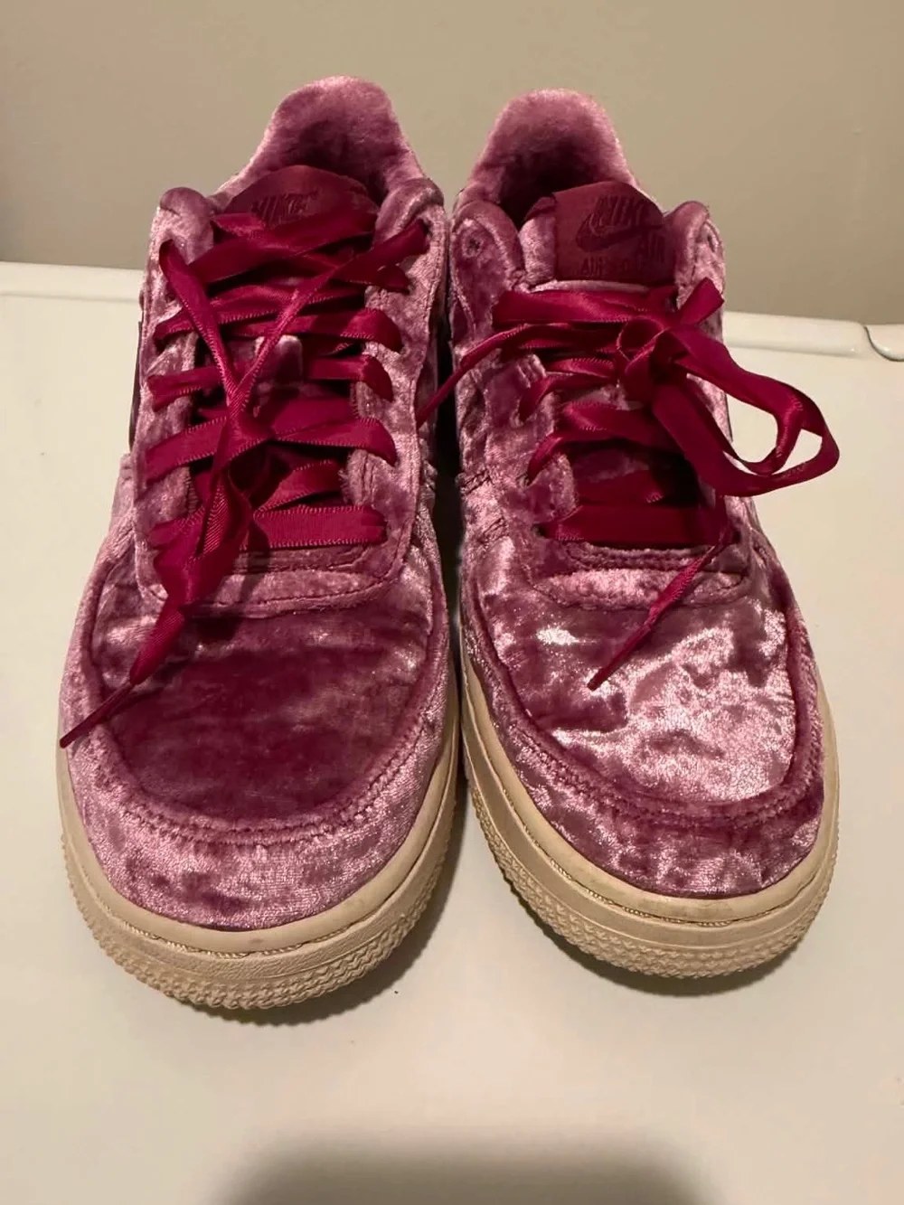 NIKE AIR FORCE 1 LV8 LOW SIZE 5.5Y CRUSHED VELVET